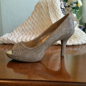 Bandolino Womens Gold Peep Toe Heels Sz 6 1/2 M